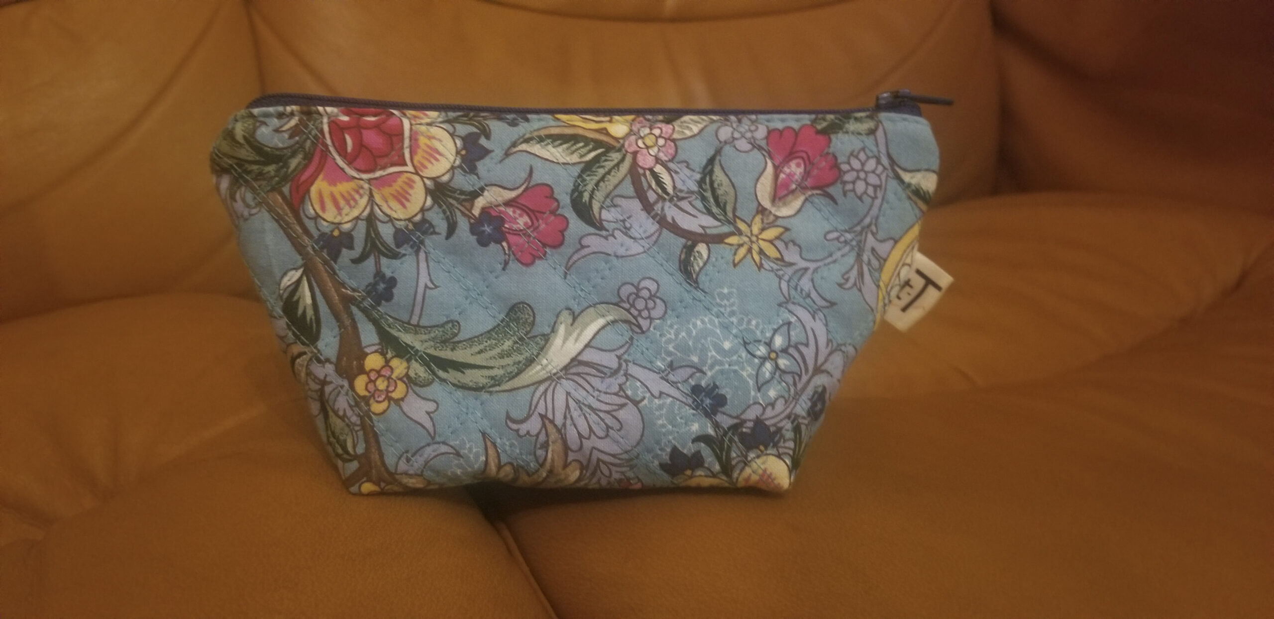 Trousse de toilette triangulaire, matelassée et doublée