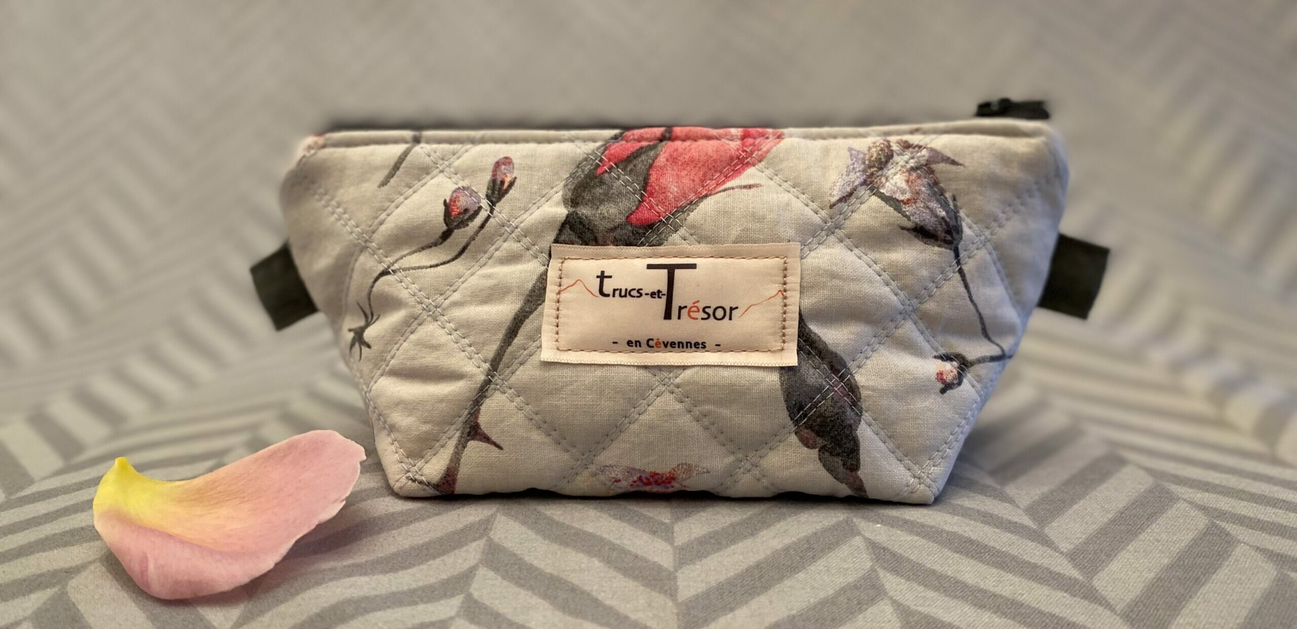 Trousse de toilette triangulaire, matelassée et doublée