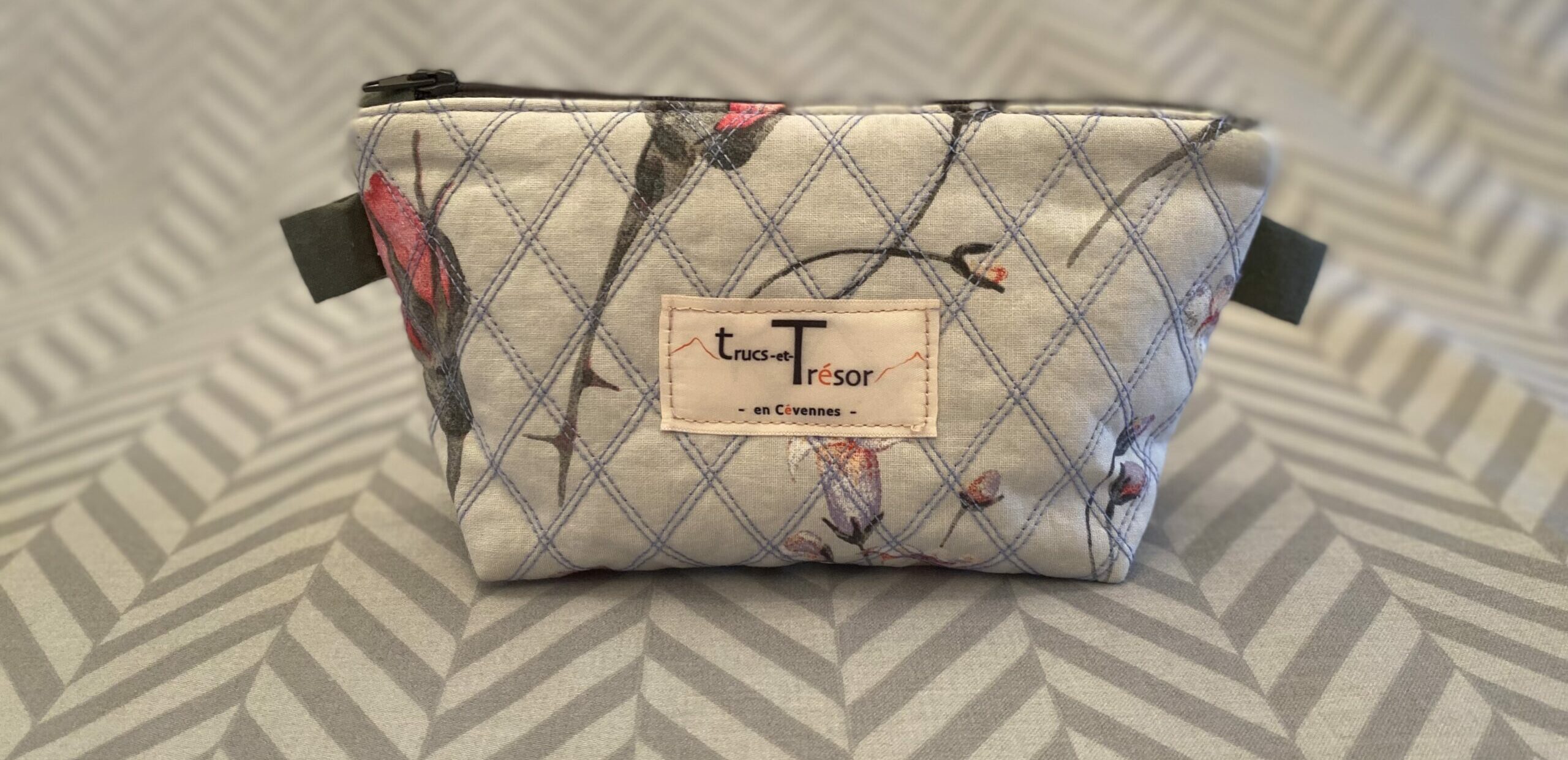 Trousse de toilette triangulaire, matelassée et doublée