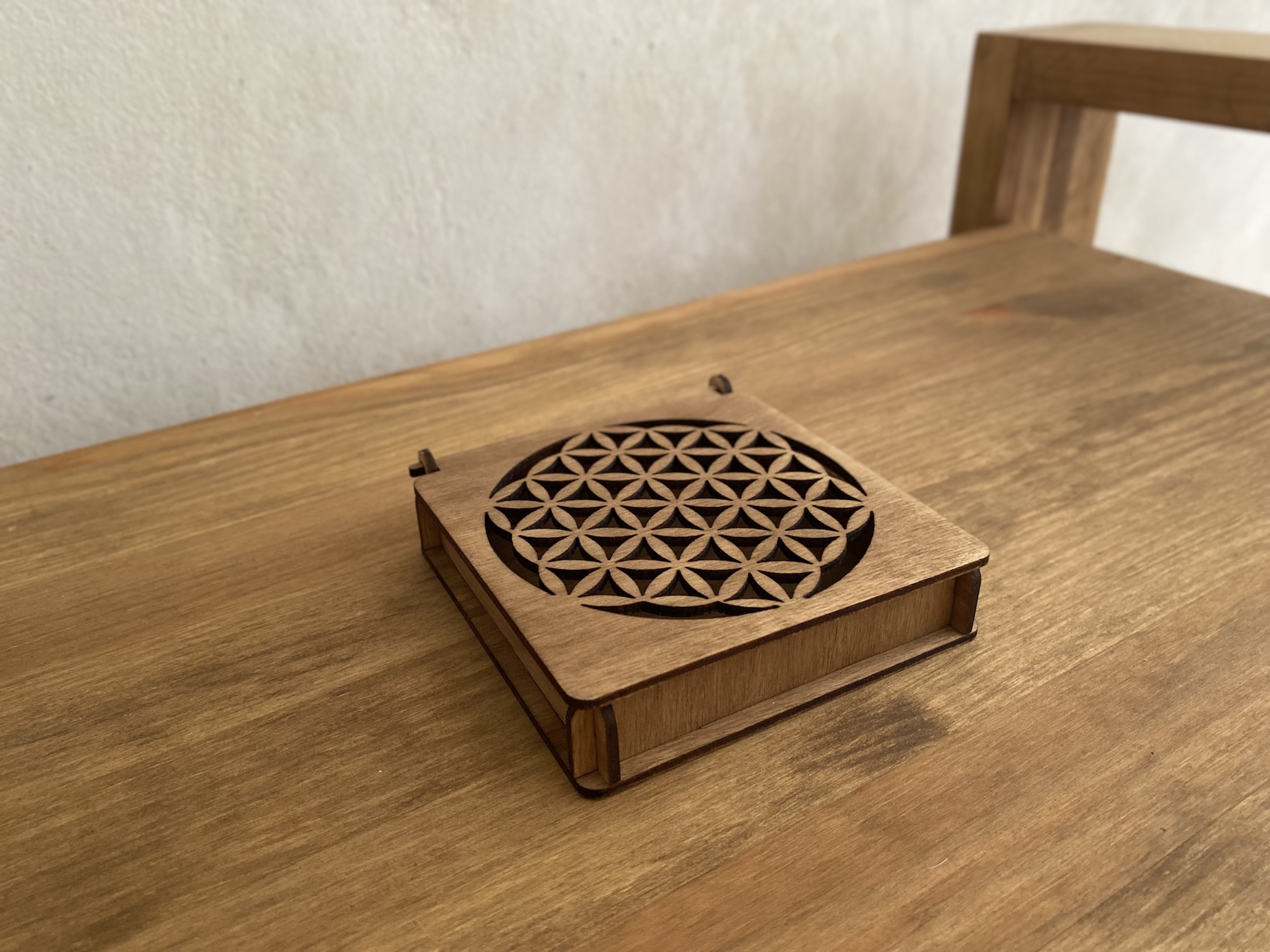 Trousse ouverte avec le carré d'éponge visible